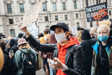 Londra / İngiltere - 06 / 06 / 2020: Siyahi Yaşamı Önemlidir protestosu koronavirüs salgını sırasında. Sancaklı beyaz kadın protestocu
