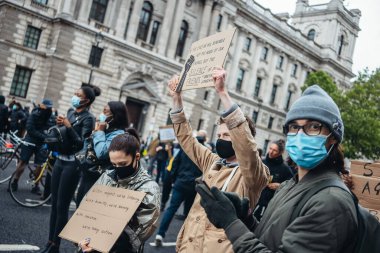 Londra / İngiltere - 06 / 06 / 2020: Siyahi Yaşamı Önemlidir protestosu koronavirüs salgını sırasında. Afişlerle beyaz protestocular