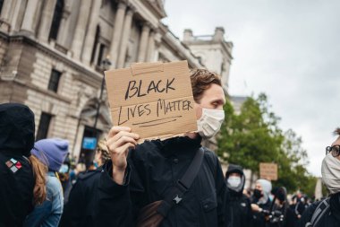 Londra / İngiltere - 06 / 06 / 2020: Siyahi Yaşamı Önemlidir protestosu koronavirüs salgını sırasında. Afişlerle beyaz protestocular