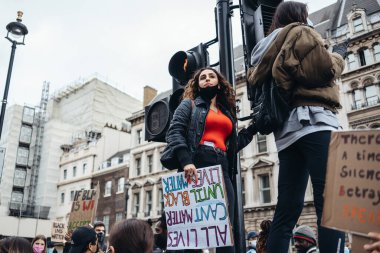 Londra / İngiltere - 06 / 06 / 2020: Siyahi Yaşamı Önemlidir protestosu koronavirüs salgını sırasında. Sancaklı genç kadın protestocu