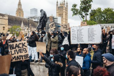 Londra / İngiltere - 06 / 06 / 2020: Siyahi Yaşamı Önemlidir protestosu koronavirüs salgını sırasında. Binlerce protestocu Westminster Meydanı, Parlamento Binası 'nda pankartlar ve pankartlarla yürüyüş yapıyor.