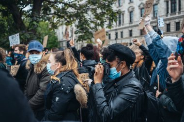 Londra / İngiltere - 06 / 06 / 2020: Siyahi Yaşamı Önemlidir protestosu koronavirüs salgını sırasında. Yürüyüşün fotoğraflarını çeken fotoğrafçı.