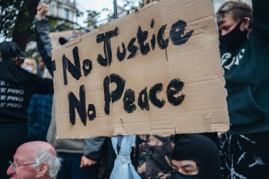 Londra / İngiltere - 06 / 06 / 2020: Siyahi Yaşamı Önemlidir protestosu koronavirüs salgını sırasında. Binlerce protestocu Westminster Meydanı, Parlamento Binası 'nda pankartlar ve pankartlarla yürüyüş yapıyor.