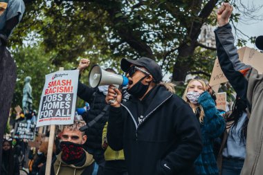 Londra / İngiltere - 06 / 06 / 2020: Siyahi Yaşamı Önemlidir protestosu koronavirüs salgını sırasında. Megafonla protestocu