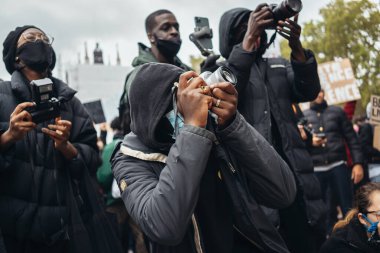 Londra / İngiltere - 06 / 06 / 2020: Siyahi Yaşamı Önemlidir protestosu koronavirüs salgını sırasında. Yürüyüşün fotoğraflarını çeken fotoğrafçı.