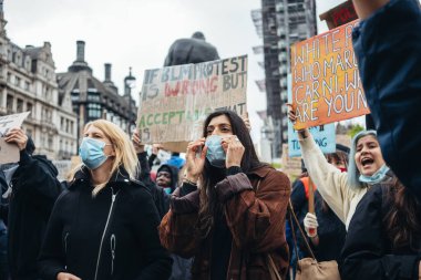 Londra / İngiltere - 06 / 06 / 2020: Siyahi Yaşamı Önemlidir protestosu koronavirüs salgını sırasında. Binlerce protestocu Westminster Meydanı, Parlamento Binası 'nda pankartlar ve pankartlarla yürüyüş yapıyor.