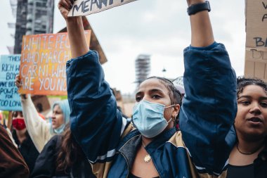 Londra / İngiltere - 06 / 06 / 2020: Siyahi Yaşamı Önemlidir protestosu koronavirüs salgını sırasında. Binlerce protestocu Westminster Meydanı, Parlamento Binası 'nda pankartlar ve pankartlarla yürüyüş yapıyor.