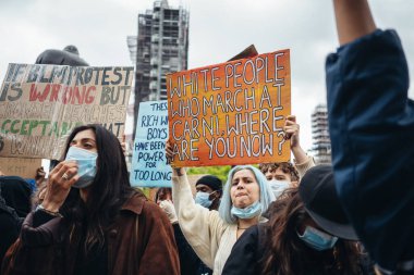 Londra / İngiltere - 06 / 06 / 2020: Siyahi Yaşamı Önemlidir protestosu koronavirüs salgını sırasında. Binlerce protestocu Westminster Meydanı, Parlamento Binası 'nda pankartlar ve pankartlarla yürüyüş yapıyor.