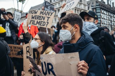 Londra / İngiltere - 06 / 06 / 2020: Siyahi Yaşamı Önemlidir protestosu koronavirüs salgını sırasında. Binlerce protestocu Westminster Meydanı, Parlamento Binası 'nda pankartlar ve pankartlarla yürüyüş yapıyor.
