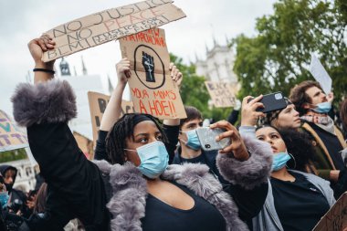 Londra / İngiltere - 06 / 06 / 2020: Siyahi Yaşamı Önemlidir protestosu koronavirüs salgını sırasında. Binlerce protestocu Westminster Meydanı, Parlamento Binası 'nda pankartlar ve pankartlarla yürüyüş yapıyor.
