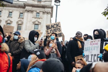 Londra / İngiltere - 06 / 06 / 2020: Siyahi Yaşamı Önemlidir protestosu koronavirüs salgını sırasında. Binlerce protestocu Westminster Meydanı, Parlamento Binası 'nda pankartlar ve pankartlarla yürüyüş yapıyor.