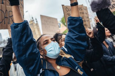 Londra / İngiltere - 06 / 06 / 2020: Siyahi Yaşamı Önemlidir protestosu koronavirüs salgını sırasında. Binlerce protestocu Westminster Meydanı, Parlamento Binası 'nda pankartlar ve pankartlarla yürüyüş yapıyor.