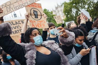Londra / İngiltere - 06 / 06 / 2020: Siyahi Yaşamı Önemlidir protestosu koronavirüs salgını sırasında. Binlerce protestocu Westminster Meydanı, Parlamento Binası 'nda pankartlar ve pankartlarla yürüyüş yapıyor.