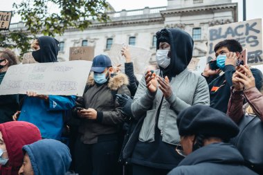 Londra / İngiltere - 06 / 06 / 2020: Siyahi Yaşamı Önemlidir protestosu koronavirüs salgını sırasında. Binlerce protestocu Westminster Meydanı, Parlamento Binası 'nda pankartlar ve pankartlarla yürüyüş yapıyor.