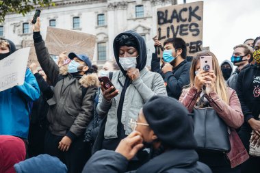 Londra / İngiltere - 06 / 06 / 2020: Siyahi Yaşamı Önemlidir protestosu koronavirüs salgını sırasında. Binlerce protestocu Westminster Meydanı, Parlamento Binası 'nda pankartlar ve pankartlarla yürüyüş yapıyor.