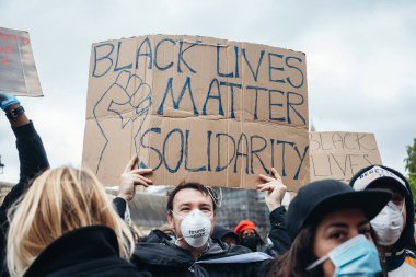 Londra / İngiltere - 06 / 06 / 2020: Siyahi Yaşamı Önemlidir protestosu koronavirüs salgını sırasında. Binlerce protestocu Westminster Meydanı, Parlamento Binası 'nda pankartlar ve pankartlarla yürüyüş yapıyor.