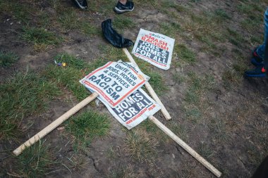 Londra / İngiltere - 06 / 06 / 2020: Siyahi Yaşamı Önemlidir protestosu koronavirüs salgını sırasında. Pankartta BLM Sancakları