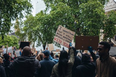 Londra / İngiltere - 06 / 06 / 2020: Siyahi Yaşamı Önemlidir protestosu koronavirüs salgını sırasında. Binlerce protestocu Westminster Meydanı, Parlamento Binası 'nda pankartlar ve pankartlarla yürüyüş yapıyor.