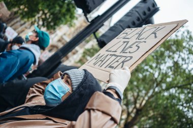 Londra / İngiltere - 06 / 06 / 2020: Siyahi Yaşamı Önemlidir protestosu koronavirüs salgını sırasında. Binlerce protestocu Westminster Meydanı, Parlamento Binası 'nda pankartlar ve pankartlarla yürüyüş yapıyor.