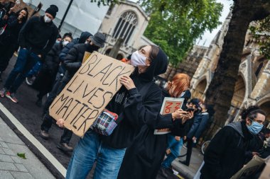 Londra / İngiltere - 06 / 06 / 2020: Siyahi Yaşamı Önemlidir protestosu koronavirüs salgını sırasında. Binlerce protestocu Westminster Meydanı, Parlamento Binası 'nda pankartlar ve pankartlarla yürüyüş yapıyor.