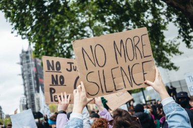 Londra / İngiltere - 06 / 06 / 2020: Siyahi Yaşamı Önemlidir protestosu koronavirüs salgını sırasında. Binlerce protestocu Westminster Meydanı, Parlamento Binası 'nda pankartlar ve pankartlarla yürüyüş yapıyor.