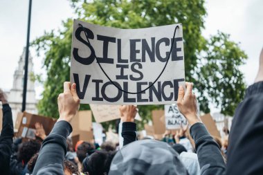 Londra / İngiltere - 06 / 06 / 2020: Siyahi Yaşamı Önemlidir protestosu koronavirüs salgını sırasında. Binlerce protestocu Westminster Meydanı, Parlamento Binası 'nda pankartlar ve pankartlarla yürüyüş yapıyor.
