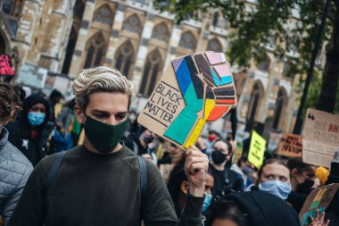 Londra / İngiltere - 06 / 06 / 2020: Siyahi Yaşamı Önemlidir protestosu koronavirüs salgını sırasında. Binlerce protestocu Westminster Meydanı, Parlamento Binası 'nda pankartlar ve pankartlarla yürüyüş yapıyor.