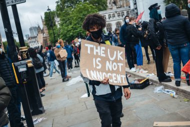 Londra / İngiltere - 06 / 06 / 2020: Siyahi Yaşamı Önemlidir protestosu koronavirüs salgını sırasında. Binlerce protestocu Westminster Meydanı, Parlamento Binası 'nda pankartlar ve pankartlarla yürüyüş yapıyor.