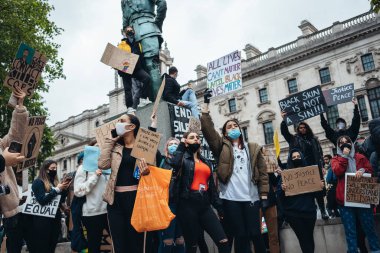 Londra / İngiltere - 06 / 06 / 2020: Siyahi Yaşamı Önemlidir protestosu koronavirüs salgını sırasında. Binlerce protestocu Westminster Meydanı, Parlamento Binası 'nda pankartlar ve pankartlarla yürüyüş yapıyor.