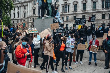 Londra / İngiltere - 06 / 06 / 2020: Siyahi Yaşamı Önemlidir protestosu koronavirüs salgını sırasında. Binlerce protestocu Westminster Meydanı, Parlamento Binası 'nda pankartlar ve pankartlarla yürüyüş yapıyor.