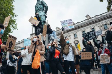 Londra / İngiltere - 06 / 06 / 2020: Siyahi Yaşamı Önemlidir protestosu koronavirüs salgını sırasında. Binlerce protestocu Westminster Meydanı, Parlamento Binası 'nda pankartlar ve pankartlarla yürüyüş yapıyor.