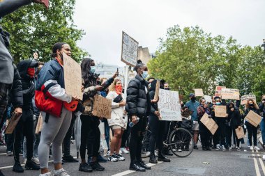 Londra / İngiltere - 06 / 06 / 2020: Siyahi Yaşamı Önemlidir protestosu koronavirüs salgını sırasında. Binlerce protestocu Westminster Meydanı, Parlamento Binası 'nda pankartlar ve pankartlarla yürüyüş yapıyor.