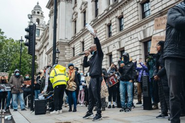 Londra / İngiltere - 06 / 06 / 2020: Siyahi Yaşamı Önemlidir protestosu koronavirüs salgını sırasında. Binlerce protestocu Westminster Meydanı, Parlamento Binası 'nda pankartlar ve pankartlarla yürüyüş yapıyor.