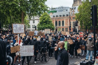 Londra / İngiltere - 06 / 06 / 2020: Siyahi Yaşamı Önemlidir protestosu koronavirüs salgını sırasında. Binlerce protestocu Westminster Meydanı, Parlamento Binası 'nda pankartlar ve pankartlarla yürüyüş yapıyor.