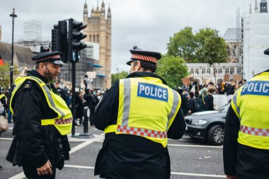 Londra / İngiltere - 06 / 06 / 2020: Siyahi Yaşamı Önemlidir protestosu koronavirüs salgını sırasında. Wectminster Meydanı 'ndaki kalabalığı koruyan polis memurları