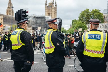 Londra / İngiltere - 06 / 06 / 2020: Siyahi Yaşamı Önemlidir protestosu koronavirüs salgını sırasında. Wectminster Meydanı 'ndaki kalabalığı koruyan polis memurları