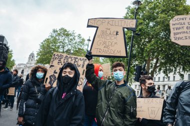 Londra / İngiltere - 06 / 06 / 2020: Siyahi Yaşamı Önemlidir protestosu koronavirüs salgını sırasında. Başbakanlık binasında pankartlı binlerce protestocu