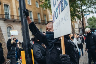 Londra / İngiltere - 06 / 06 / 2020: Siyahi Yaşamı Önemlidir protestosu koronavirüs salgını sırasında. Başbakanlık binasında pankartlı binlerce protestocu