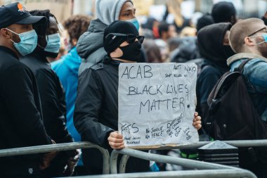 Londra / İngiltere - 06 / 06 / 2020: Siyahi Yaşamı Önemlidir protestosu koronavirüs salgını sırasında. Protestocular Downing Caddesi 'nde polis memurlarını taciz etti