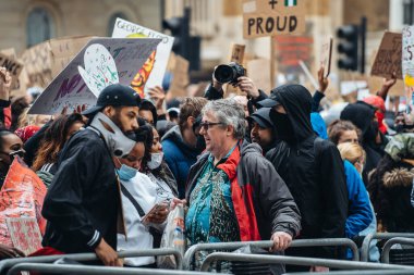 Londra / İngiltere - 06 / 06 / 2020: Siyahi Yaşamı Önemlidir protestosu koronavirüs salgını sırasında. Başbakanlık binasında pankartlı binlerce protestocu