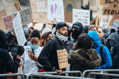 Londra / İngiltere - 06 / 06 / 2020: Siyahi Yaşamı Önemlidir protestosu koronavirüs salgını sırasında. Başbakanlık binasında pankartlı binlerce protestocu