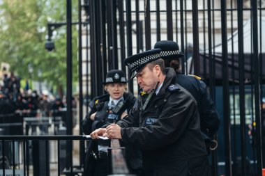 Londra / İngiltere - 06 / 06 / 2020: Siyahi Yaşamı Önemlidir protestosu koronavirüs salgını sırasında. Başbakanlık binasının girişini kalabalıktan koruyan barışçıl polis memurları