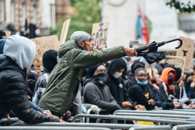 Londra / İngiltere - 06 / 06 / 2020: Siyahi Yaşamı Önemlidir protestosu koronavirüs salgını sırasında. Protestocular Downing Caddesi 'nde polis memurlarını taciz etti