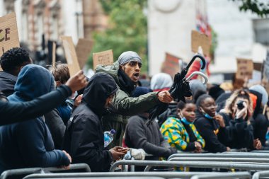 Londra / İngiltere - 06 / 06 / 2020: Siyahi Yaşamı Önemlidir protestosu koronavirüs salgını sırasında. Protestocular Downing Caddesi 'nde polis memurlarını taciz etti