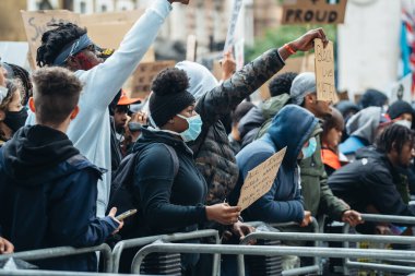 Londra / İngiltere - 06 / 06 / 2020: Siyahi Yaşamı Önemlidir protestosu koronavirüs salgını sırasında. Protestocular Downing Caddesi 'nde polis memurlarını taciz etti