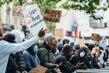 Londra / İngiltere - 06 / 06 / 2020: Siyahi Yaşamı Önemlidir protestosu koronavirüs salgını sırasında. Protestocular Downing Caddesi 'nde polis memurlarını taciz etti