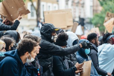 Londra / İngiltere - 06 / 06 / 2020: Siyahi Yaşamı Önemlidir protestosu koronavirüs salgını sırasında. Protestocular Downing Caddesi 'nde polis memurlarını taciz etti