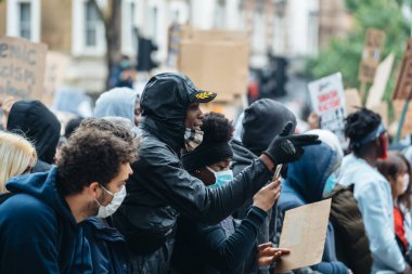 Londra / İngiltere - 06 / 06 / 2020: Siyahi Yaşamı Önemlidir protestosu koronavirüs salgını sırasında. Protestocular Downing Caddesi 'nde polis memurlarını taciz etti