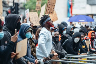 Londra / İngiltere - 06 / 06 / 2020: Siyahi Yaşamı Önemlidir protestosu koronavirüs salgını sırasında. Protestocular Downing Caddesi 'nde polis memurlarını taciz etti