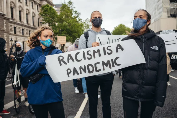 Londra / İngiltere - 06 / 06 / 2020: Siyahi Yaşamı Önemlidir protestosu koronavirüs salgını sırasında. Irkçı beyaz protestocular pandemik bir pankarttır